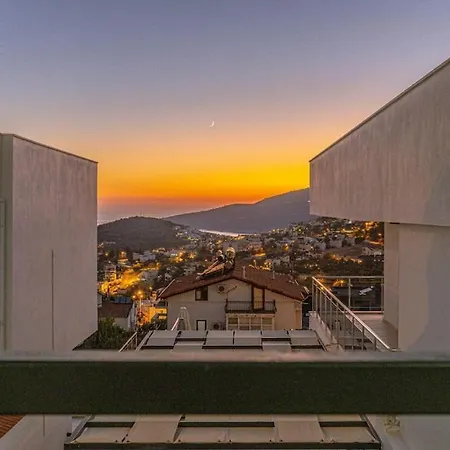 3 Bedroom With Large Pool Area And Top Floor Panoramic Views